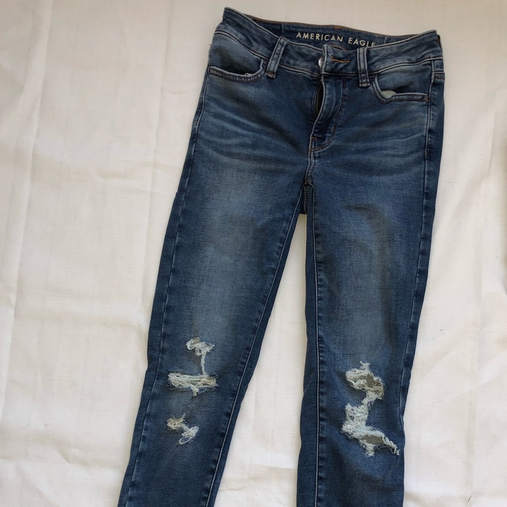 AMERICAN EAGLE RIPPED JEAN
